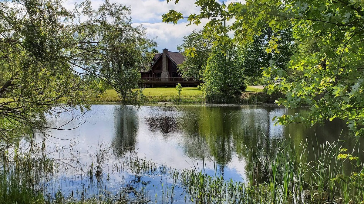 Lindseyville House | Nolin Lake Log Cabin ~ Beautiful Water Views ~ Great Family Getaway!
