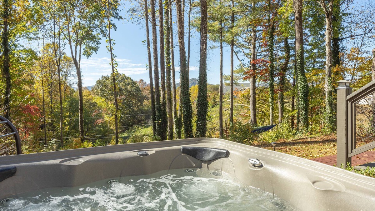 Old Fort House | Nomad Retreat | Pet-Friendly, Hot Tub & Mountain View