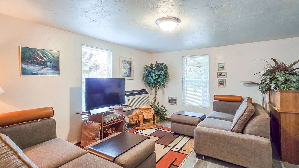 Longtown House | Nonie's Rustic Retreat I Cabin in Longtown