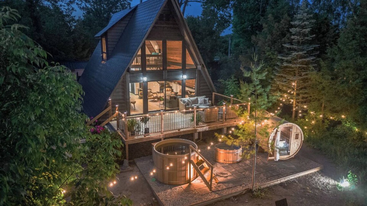 Lambton Shores Cottage | Nordic Spa Retreat - hot tub/Cold tub/sauna/fireplace