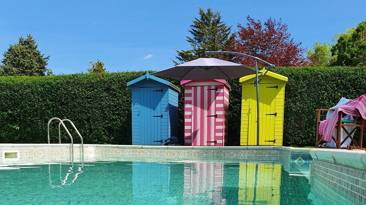 North Burlingham Cabin | Norfolk Broads, 5 bedrooms, hot tub & private outdoor swimming pool. Sleeps 10