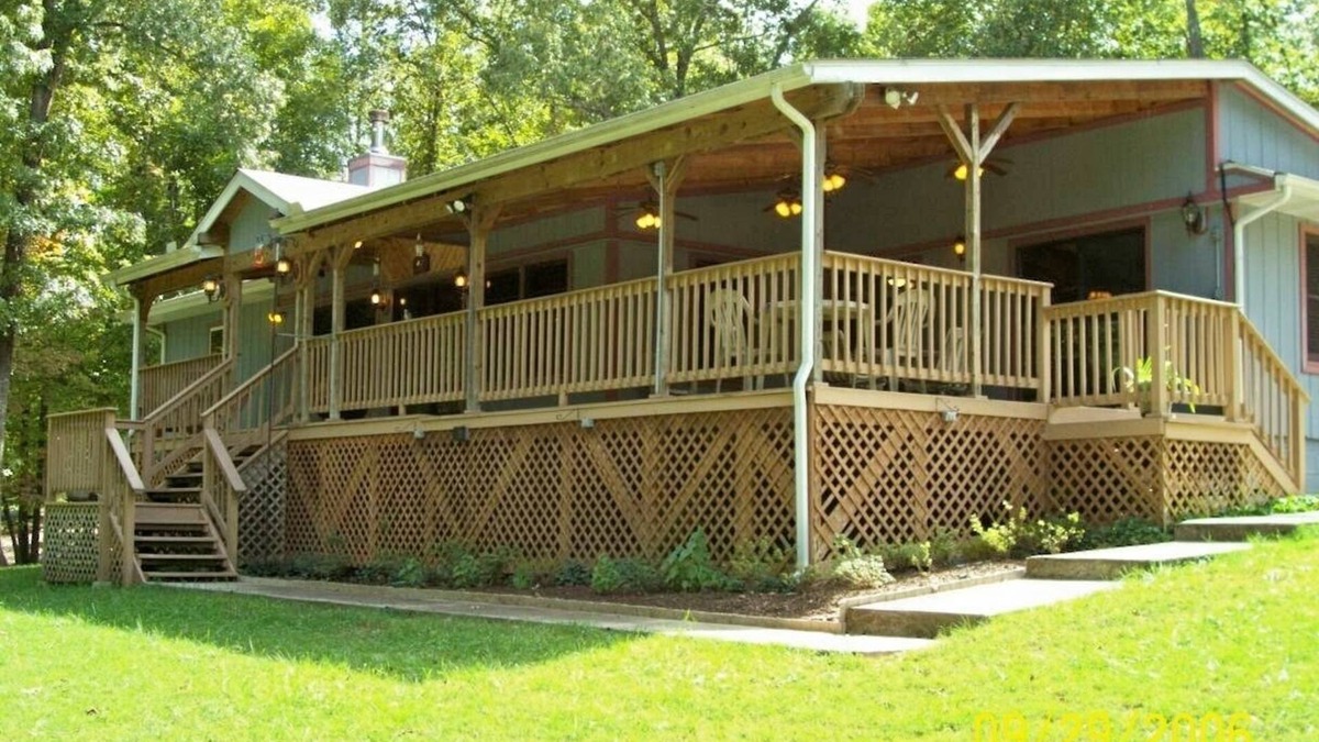 Gamaliel House | Norfork Lake View Home-Walk to Waters Edge! Affordable Luxury.