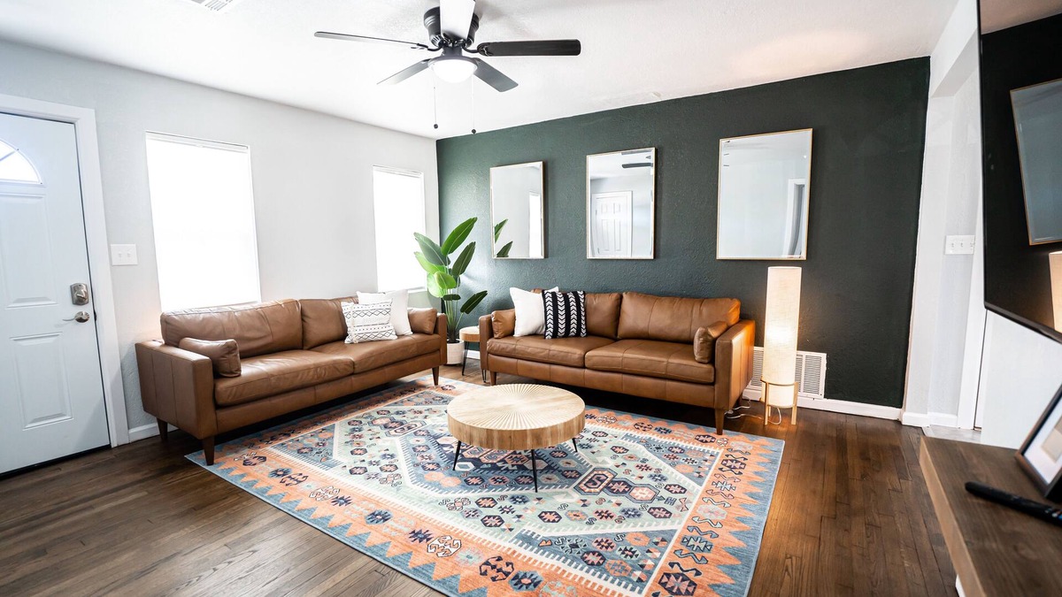Norman House | Norman OU Football Getaway - Comfortable, Modern, Convenient - Feels Like Home!