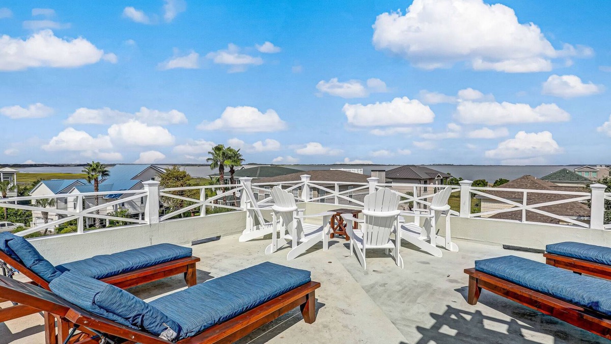 Tybee Island House | North Beach Tybee Home With Roof Top Deck | Walk to Beach | Heated pool access