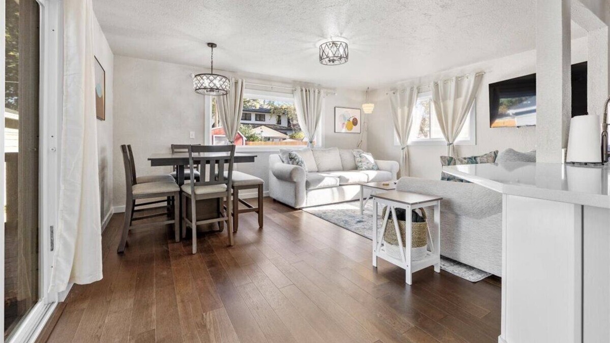 Sunset House | North End Gem w/Hot Tub, Fast Wifi, GameRoom, Fire Pit
