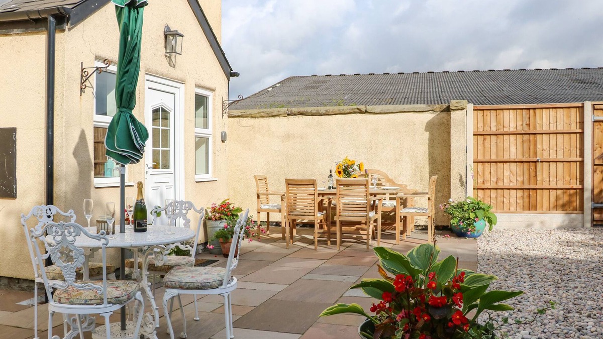 Stockton-on-Tees Cottage | NORTH FARM, pet friendly, with open fire in Sedgefield, County Durham