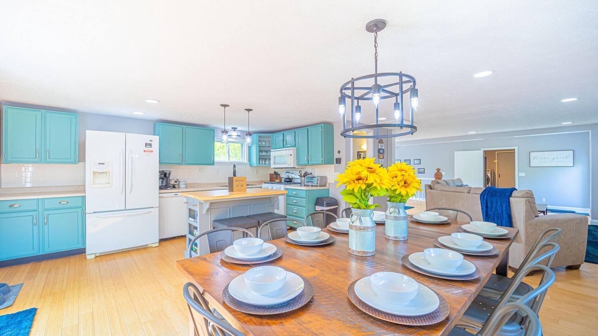 East Jordan House | North Retreat Oasis-Hot Tub, Dogs Ok, Boyne, Petoskey, Charlevoix, Skiing