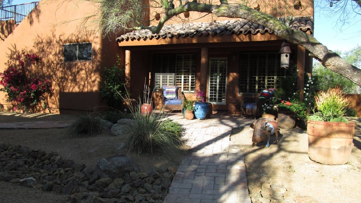 North Scottsdale House | North Scottsdale 1 Bedroom Stand Alone Guest House With Garage.
