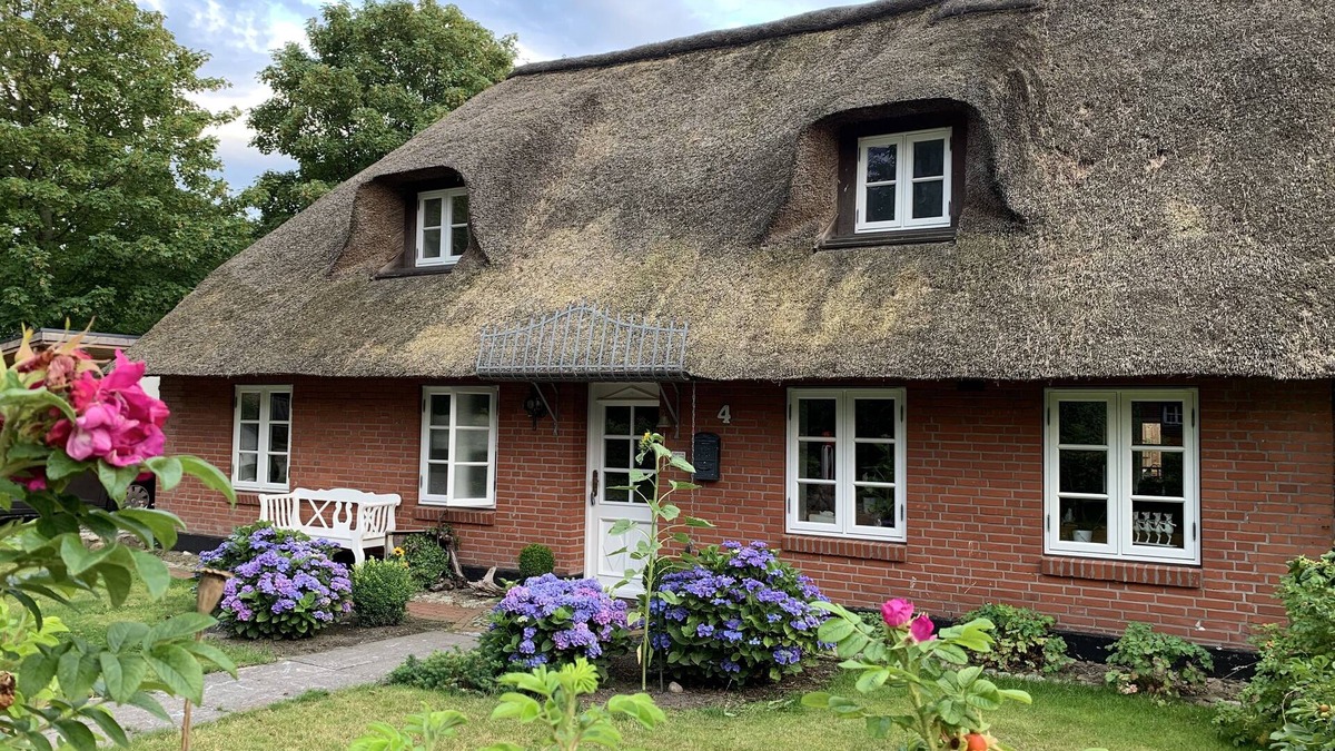 Almdorf House | North Sea - dream under thatch