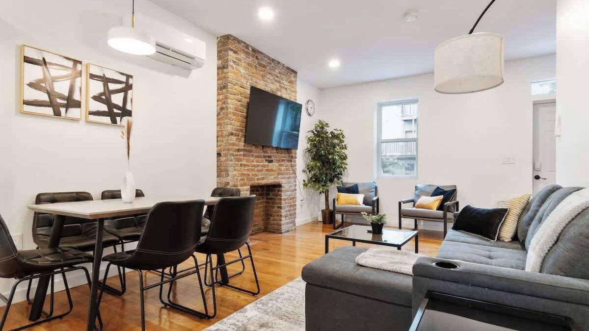 Central Northside House | North Shore 3 Bed 2 and a Half Bath - House Private Yard Duplex