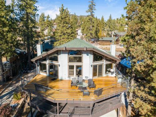 Fawnskin House | North Shore Lakefront - Spacious Lakefront with Hot Tub, & Game Room