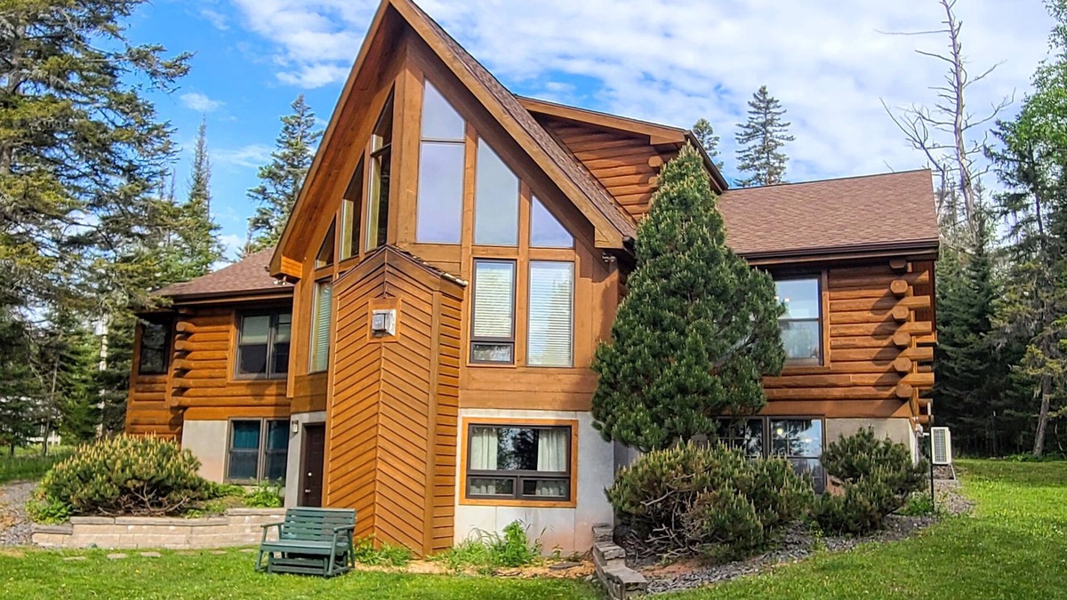 French River House | North Shore log cabin home overlooking Lake Superior