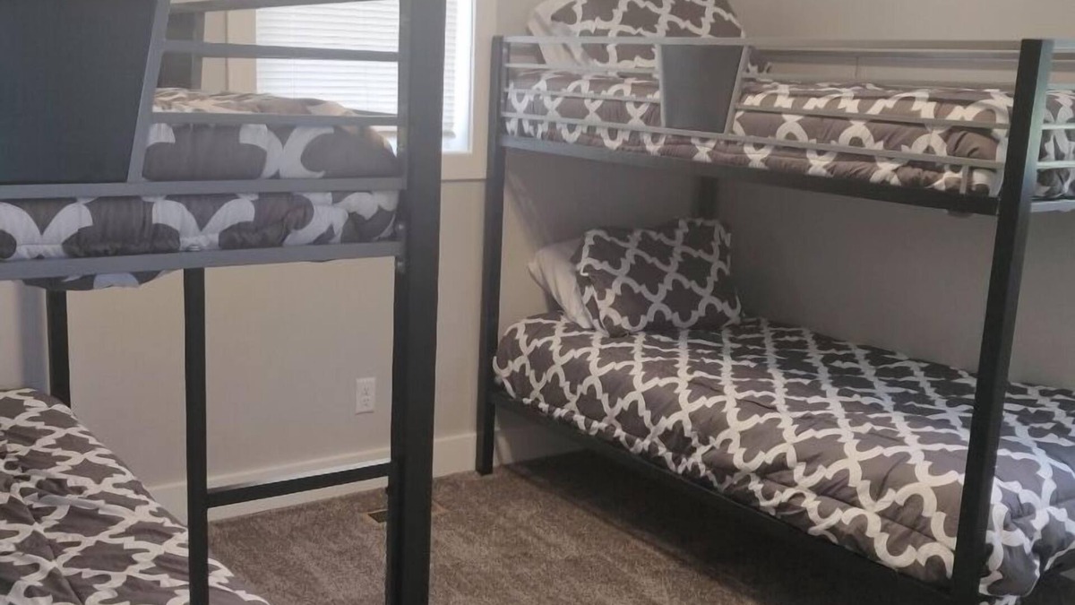 St. Charles House | North Shore Oasis - 5 minutes from the lake!