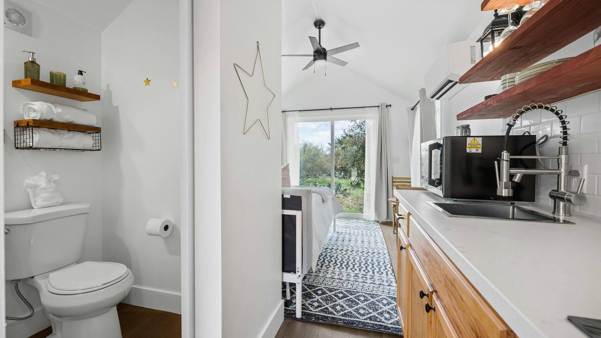 Fredericksburg House | North Star Nook - pet friendly tiny home!