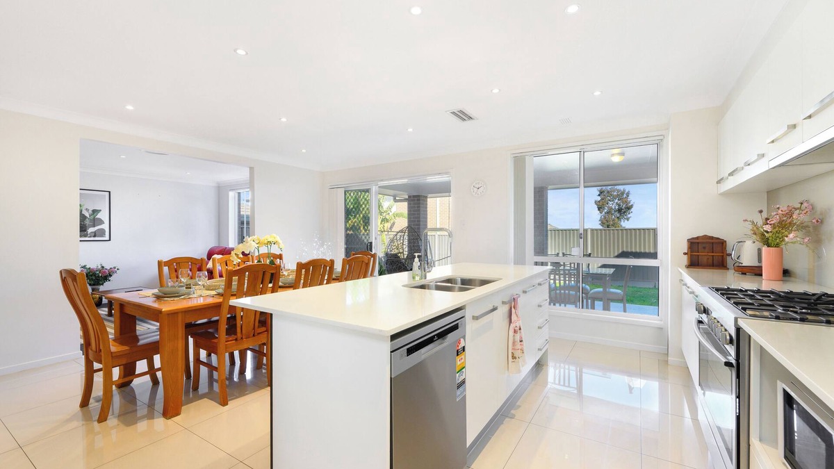 Cranebrook House | North-West 5Br near Woolworths & Regatta Centre