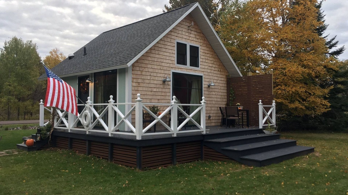 Laurium Ski Chalet | NORTHERN LIGHTS and LAKE SUPERIOR 1 bedroom beach Cottage 3 Mi From Calumet.