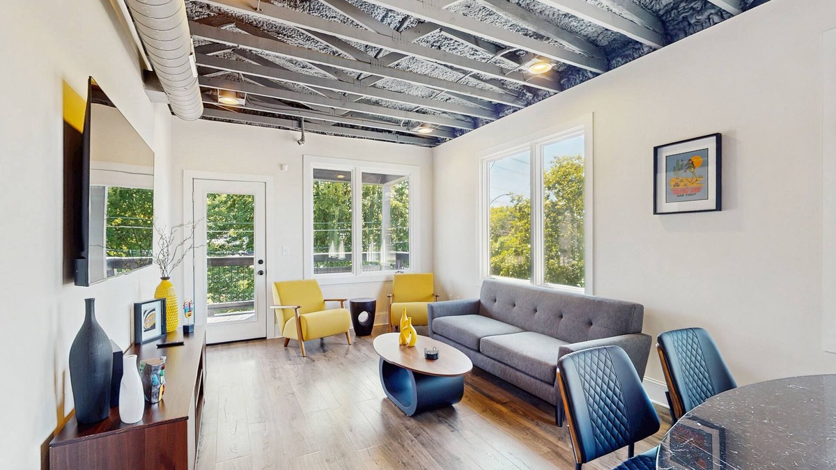 Northside Apartment | Northshore, upstairs apartment with balcony, full kitchen & pet friendly!