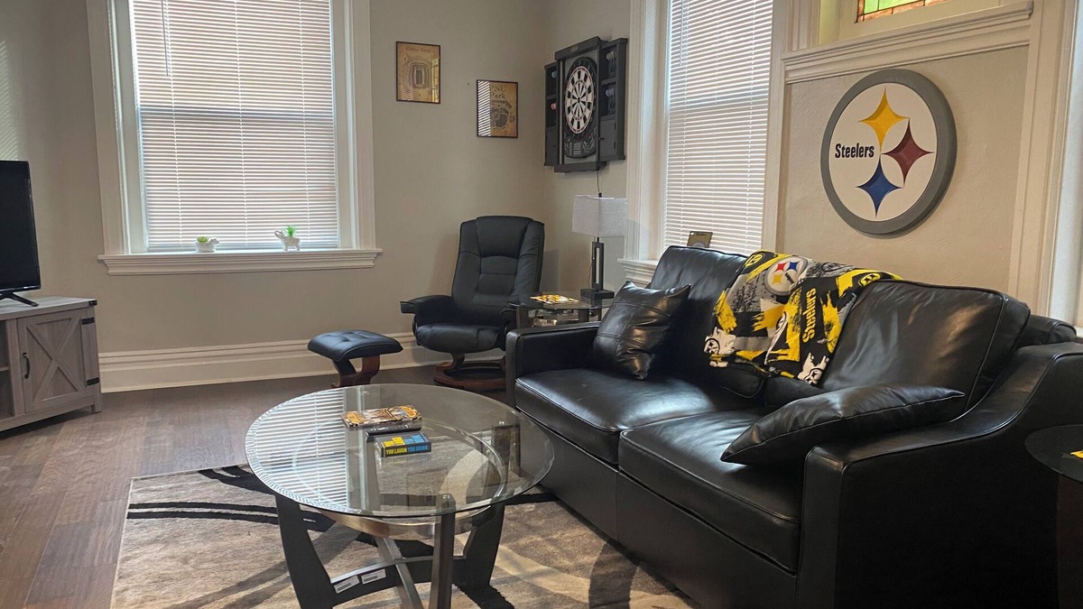 Brighton Heights Apartment | Northside 1-bedroom apt - AC, WiFi-Cable, and OFF Street parking in Pittsburgh