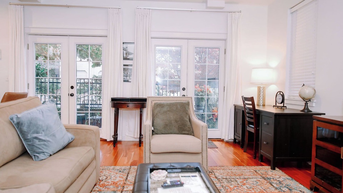 Uptown Condo | Northwest Nob Hill! Free Parking! Walk to it all! 97 walk score 930 sqft roomy1