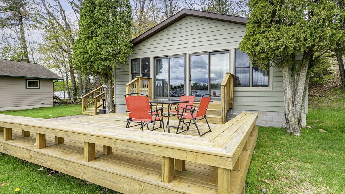 Rhinelander Cabin | Northwoods cabin on pristine Lake Thompson.