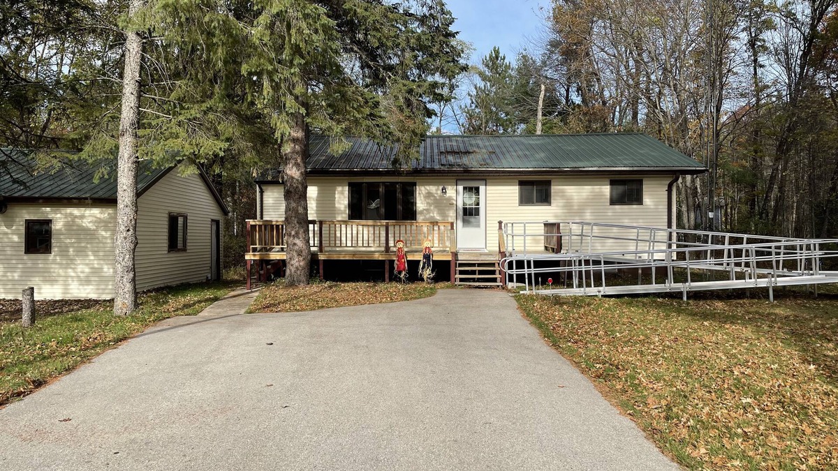 Athelstane House | Northwoods Home Getaway w/direct access to ATV/Snowmobile Trails