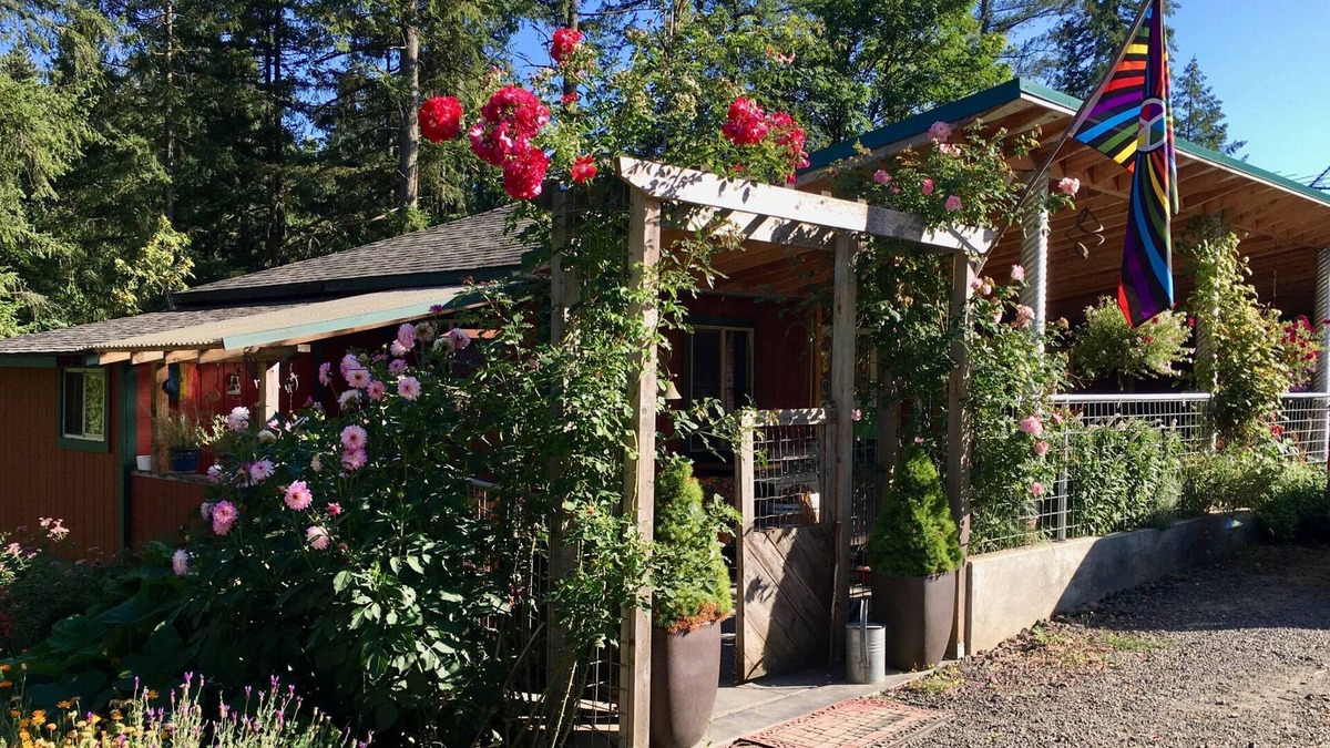 Portland Other | Nos Suenos farmhouse, Charming 2-bedroom with hottub, WiFi in marvelous Portland