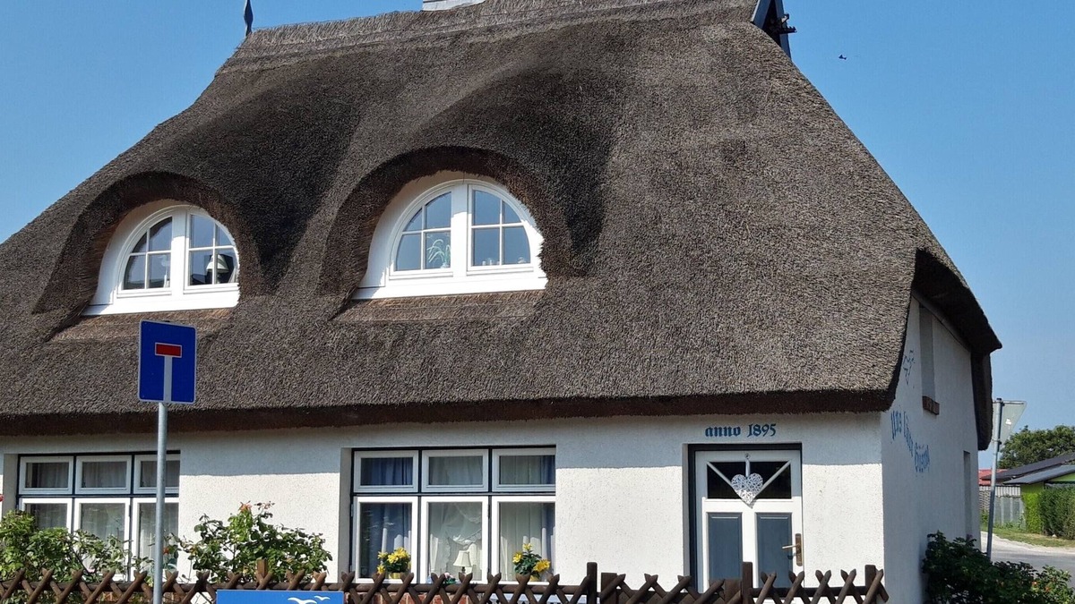 Spandowerhagen House | Nostalgia in a romantic holiday home with a thatched roof and fireplace in front of the island of Usedom