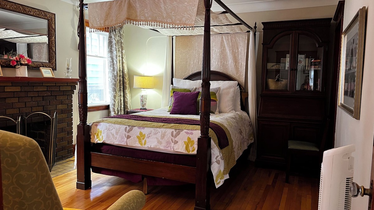 North End Apartment | Nostalgic 1930's Oasis Boutique Style - Downtown