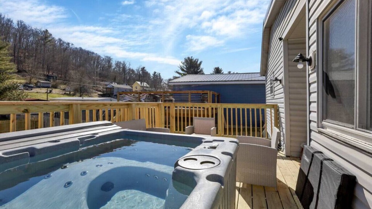 Nelsonville House | Nostalgic in Nelsonville: Great back yard for pets
