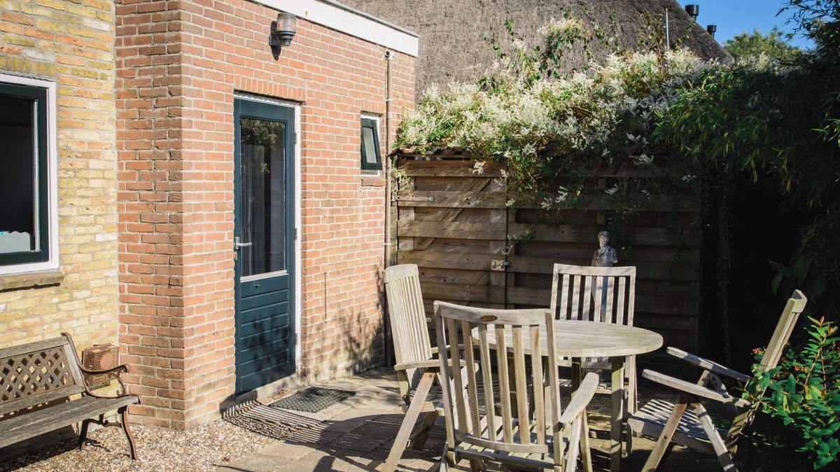 Ee House | Nostalgisch Vakantiehuis met Afsluitbare Tuin op het Zuiden