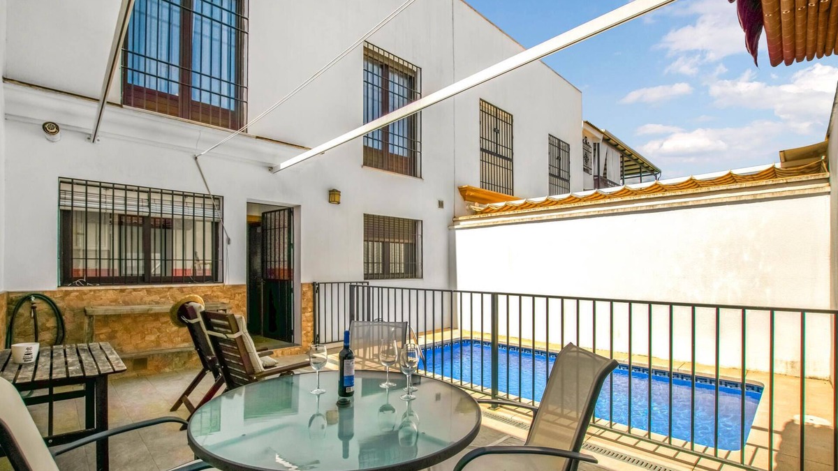 Cordoba House | Not far from the city of Cordoba awaits you this beautiful vacation home with swimming pool.