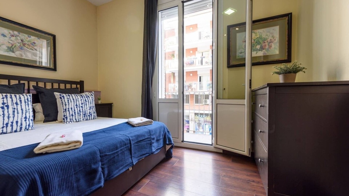 El Poble-sec Apartment | NOU - Ramblas rentals Design & Renovated Flat A/C ┃Balcony┃ 10M Ramblas