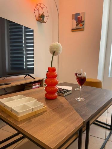 Surgeres Apartment | Nouveau le Tendance 70's! Appart à 100m du marché - Parking gratuit à 20m -