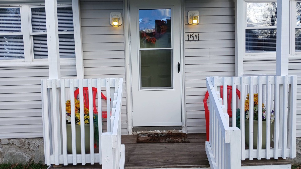 Mount Airy House | nPROMO 10% WEEKLY/20% MONTHLY Pet Friendly, Home, private fenced yard.