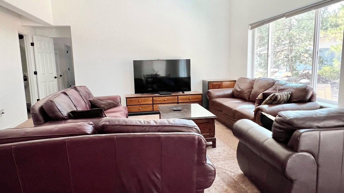 Deschutes River Woods House | nSpacious 7 bedroom, 4.5 bathroom, 5-7 minutes to downtown