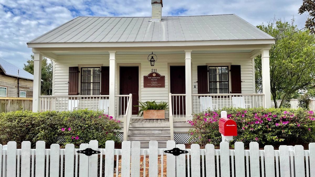 Seville Historic District Cottage | nThe MTR Cottage - Downtown Garden Elegance