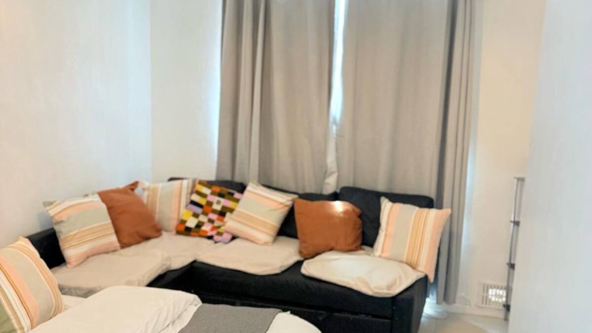 Abbey Wood House | ntJ&J Contractors or family staysn4-Bedroom Serviced accommodation