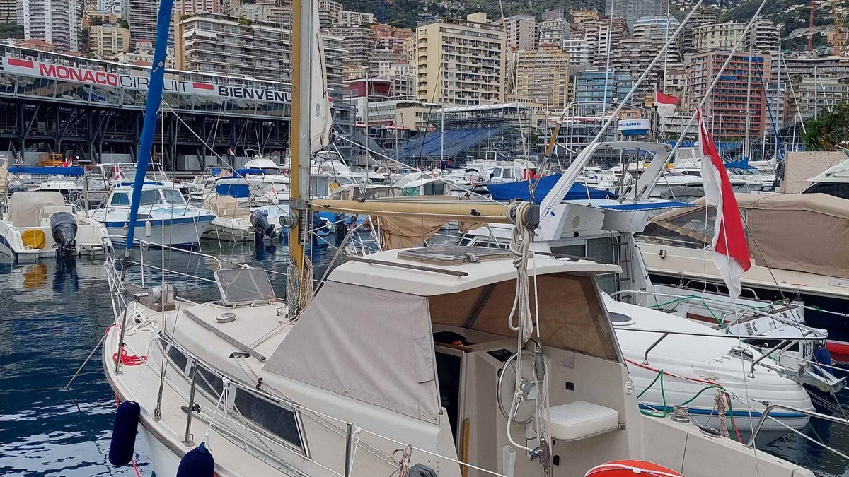 Monaco-Ville Boat Rental | Nuitées Féeriques sur Bateau Dans le Port Hercule de Monaco