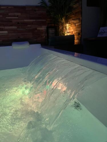 Vierzon Apartment | Nuit Magique en Love Room avec Jacuzzi Privé