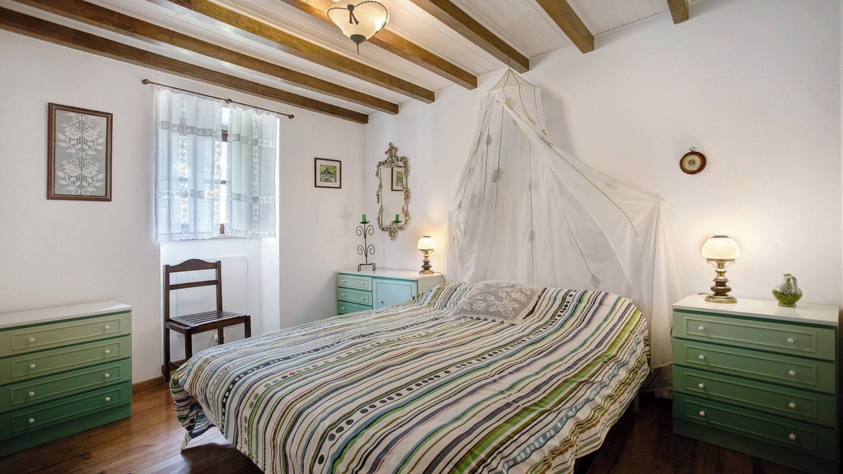 Porto de Mos Apartment | Null 'Casa Do Largo - Piso 1' with Shared Terrace, Shared Garden and Wi-Fi