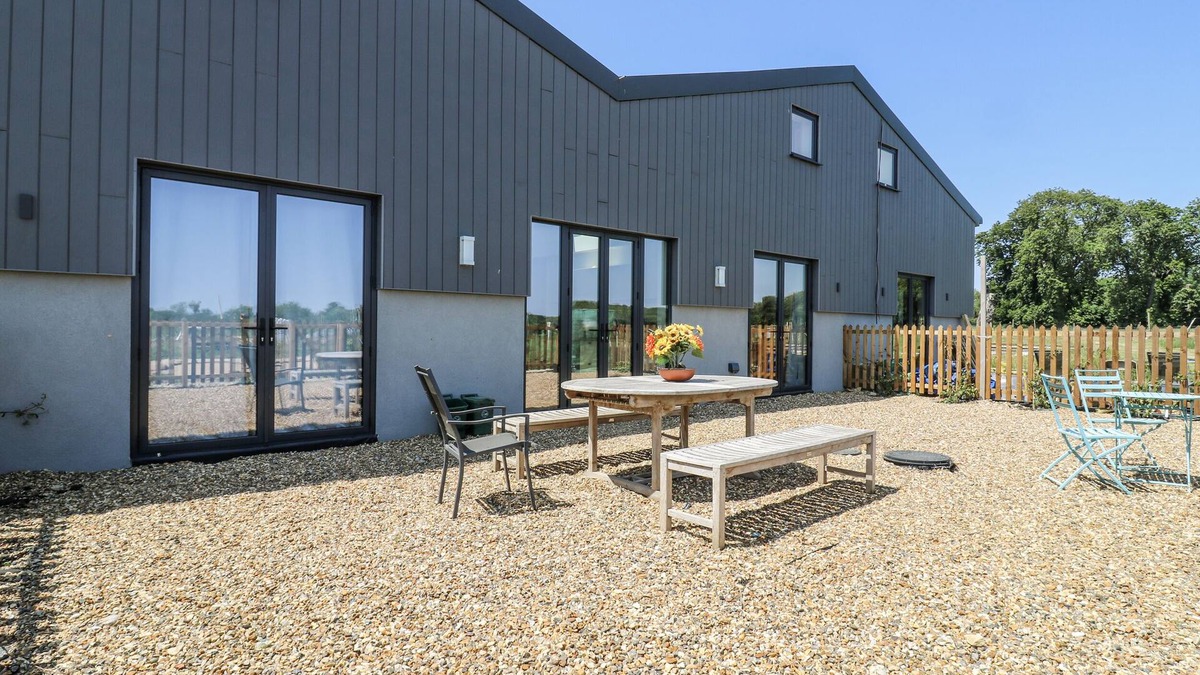 Waddesdon House | NUMBER 2 THE BARN HOUSE, pet friendly, with a garden in Woodham