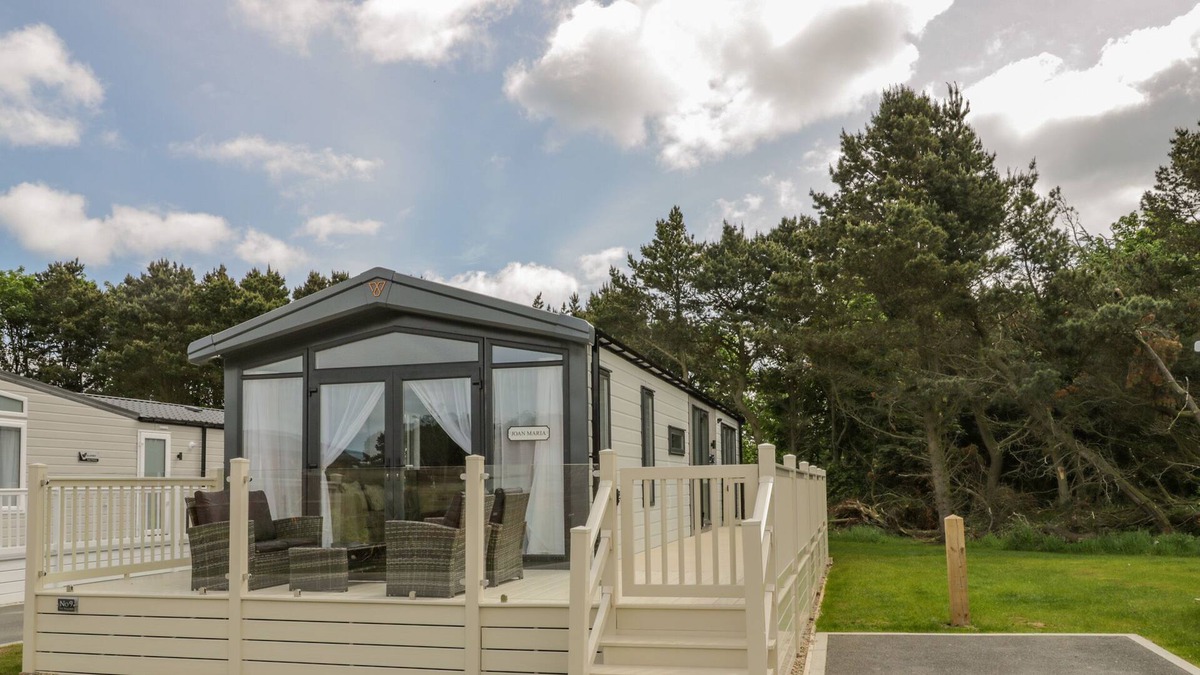 Cayton Bay Cabin | NUMBER 9 THE WILLOWS, family friendly, with pool in Cayton