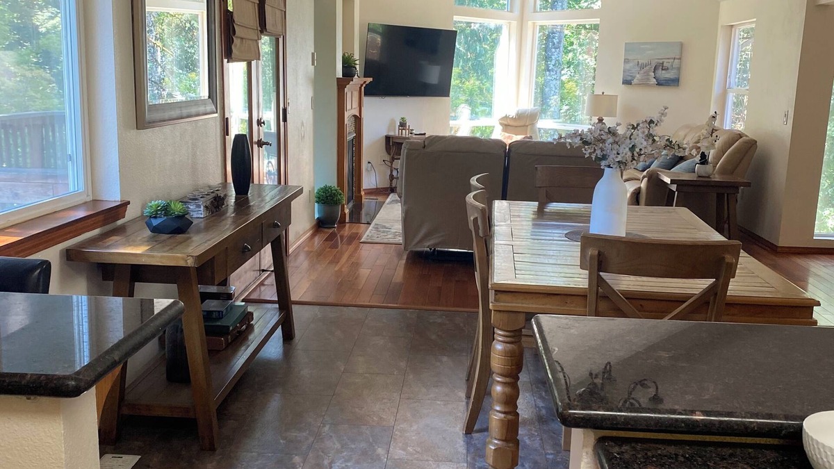 West Salem House | NW Salem 3 bedroom 2 bath house AC, takes pets, private lovely fenced backyard.