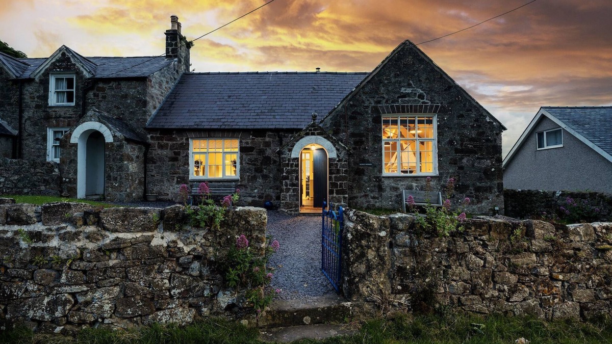 Brynsiencyn Cottage | Nyth Y Wennol - sleeps 8 guests in 4 bedrooms