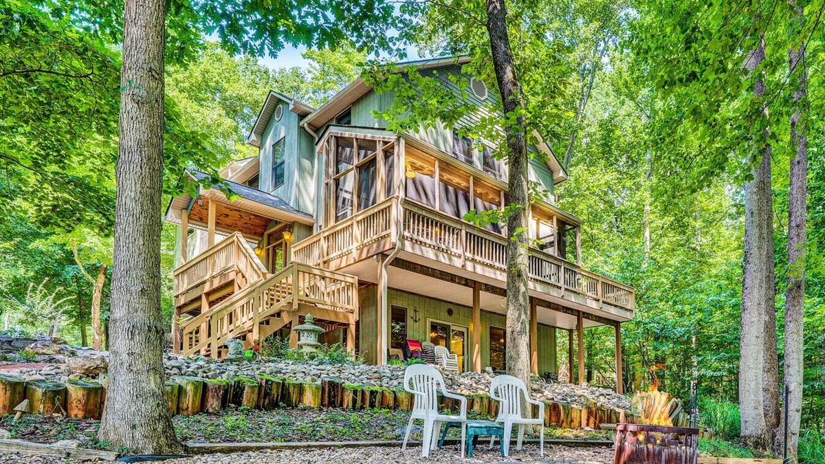 Westlake Corner House | O'Neill's Getaway - Sleeps 14! Pet-Friendly - Meditation Garden - Pool Table