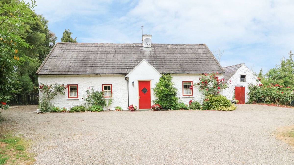 Tipperary Cottage | O'NEILL'S, pet friendly, with open fire in Dundrum, County Tipperary