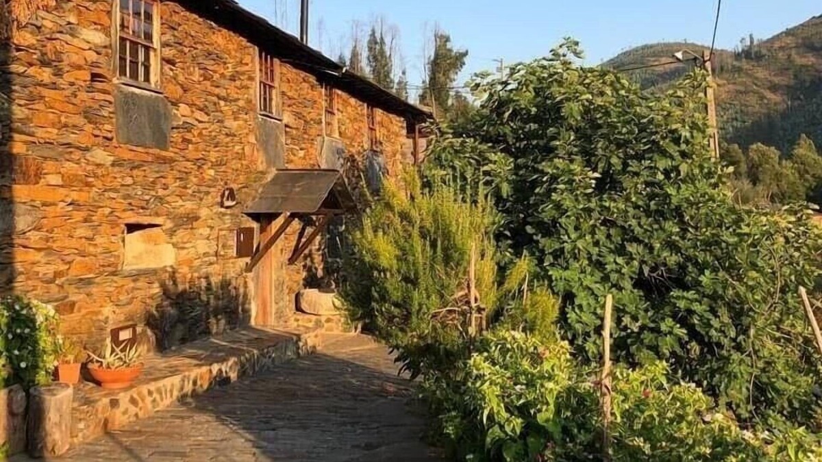 Alvarenga House | O Pardieiro - River bank house in magical little village Paradinha