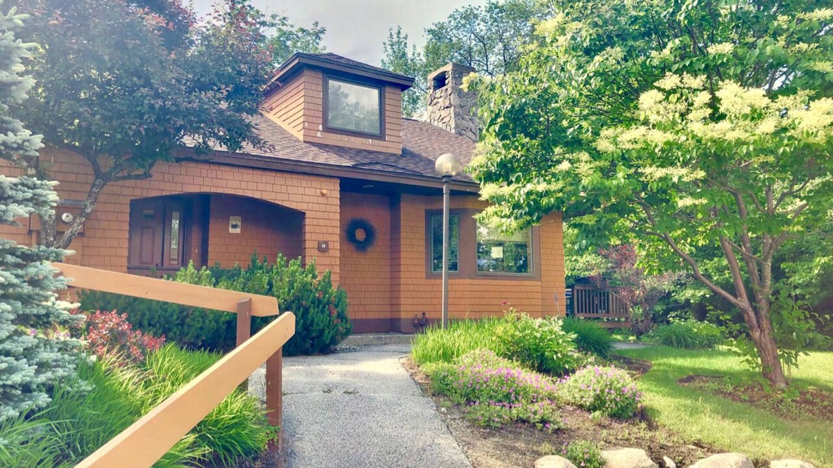 Bretton Woods House | O14 Slopeside Bretton Woods cottage with AC, patio and private yard, walk to slopes, dog friendly!