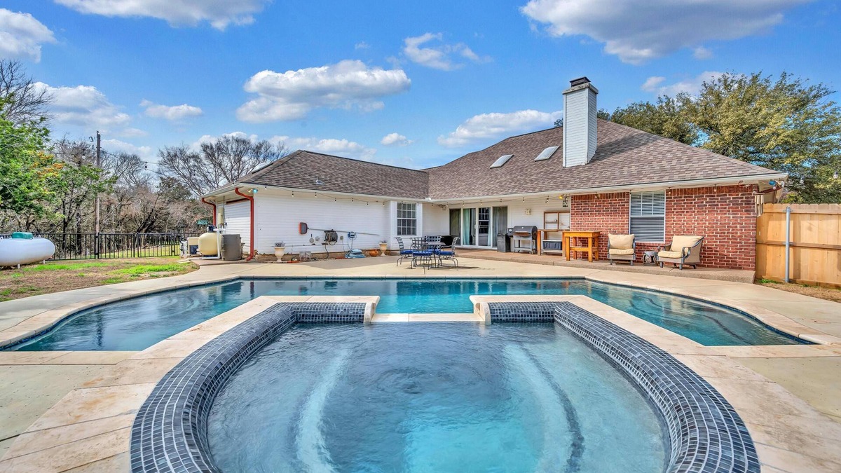 Crawford House | Oak & Anchor Villa Pool & Spa Waco/Baylor/Magnolia