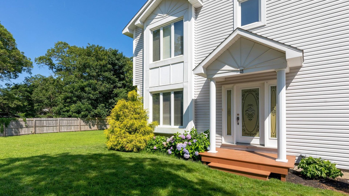 East Chop House | Oak Bluffs - Quiet Neighborhood - Walk to Town, Ferry, Library and more!